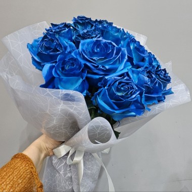 Синие розы в упаковке